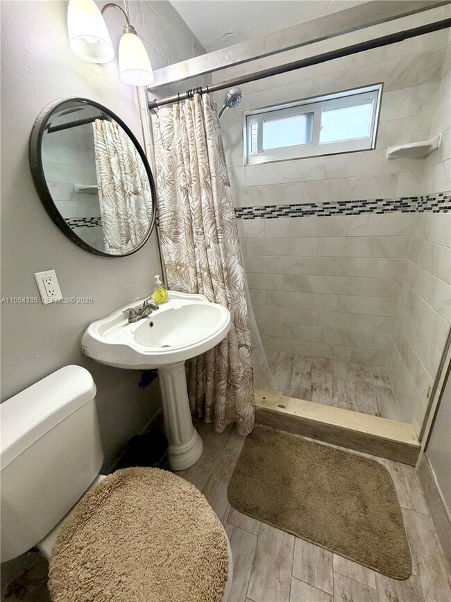 Building Photo - 952 Churchill Rd