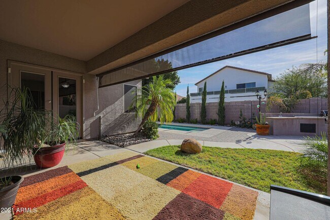 Building Photo - Gorgeous fully upgraded single level 4 bed home with private pool in North Peoria