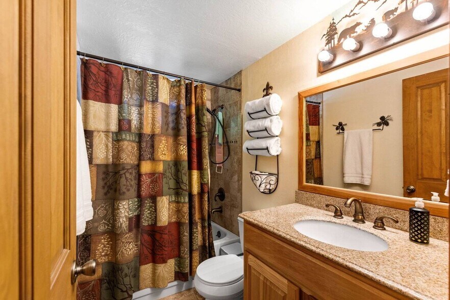 2nd Level Bathroom - 15948 Northwoods Blvd