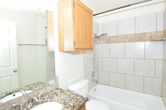 Building Photo - Freshly Painted! 1 Story with 3 bed/2bath....