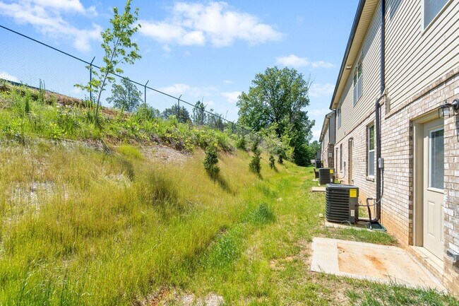 Building Photo - Two Bedroom with Garage on Exit 11!