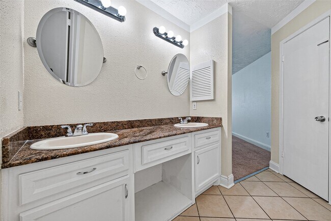 Building Photo - 15815 Thistledew Dr