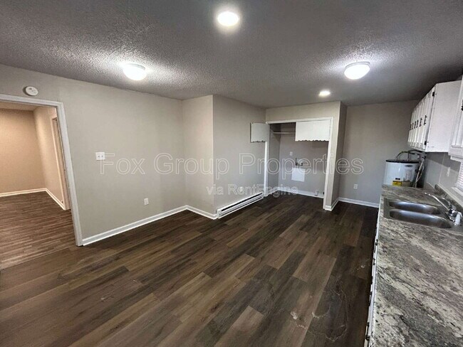 Building Photo - 402 S Yates St