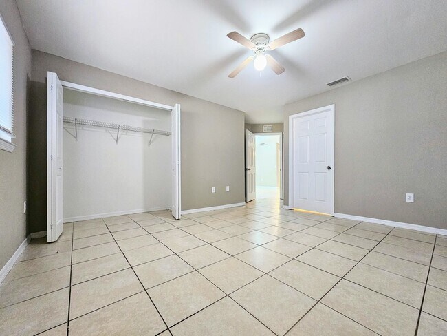 Building Photo - 3 BR / 2 BA Duplex Conveniently Located in Lehigh Acres