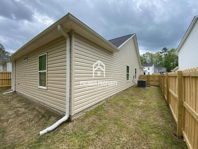 Building Photo - $500 OFF FIRST MONTHS RENT!
