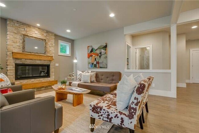 Building Photo - Beautiful 5 Bedroom 4 Bathroom Home in Lake Forest Park!