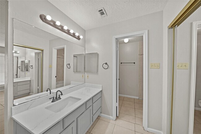 Building Photo - 11311 Brettwood Dr