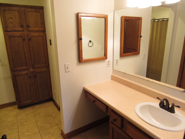 Building Photo - Huntington Ridge condo- one level!