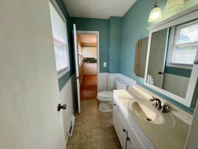 Building Photo - 3-bedroom, 1.5 bathroom unfurnished home in Saint Joseph