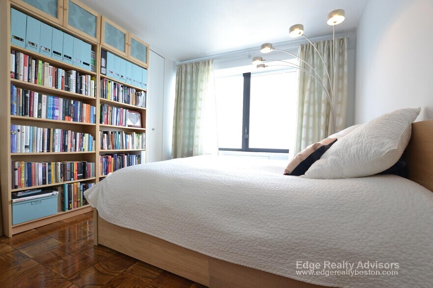 Building Photo - 65 E India Row