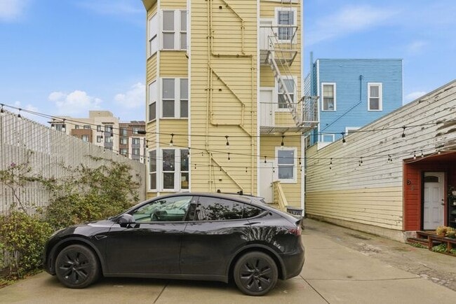 Building Photo - 471 S Van Ness Ave