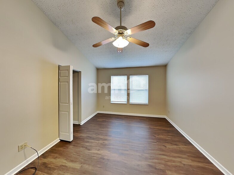 Building Photo - 6934 Crescent Boat Ln