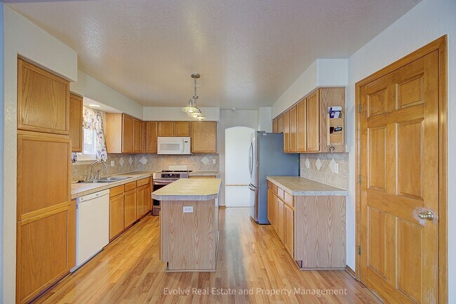 Building Photo - Evolve Real Estate: Gorgeous Single Family House is Available for Immediate Move-in!