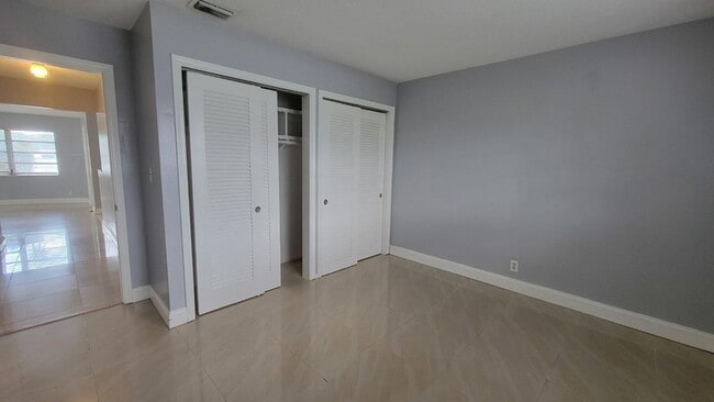 Building Photo - 1821 NE 56th St