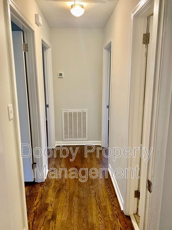 Building Photo - 303 Ridgeway Dr