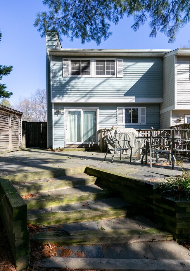 Building Photo - Bright and Spacious Townhome Living Near Reston