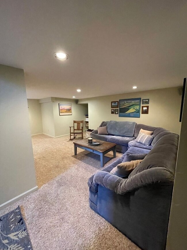 Building Photo - CHARMING HOME IN GREAT LOCATION!