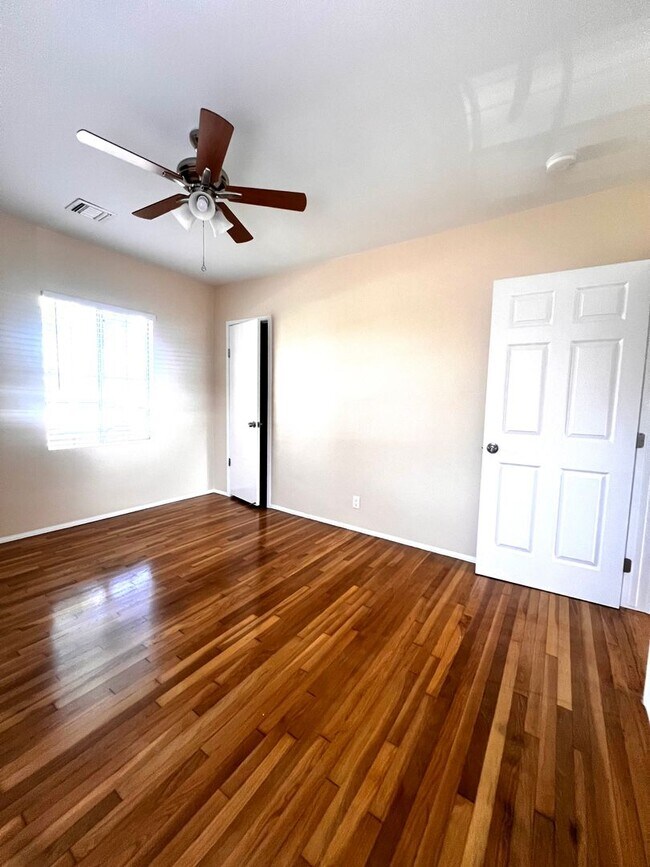 Building Photo - Single Family. 3-bed Home - Desireable Neighborhood!