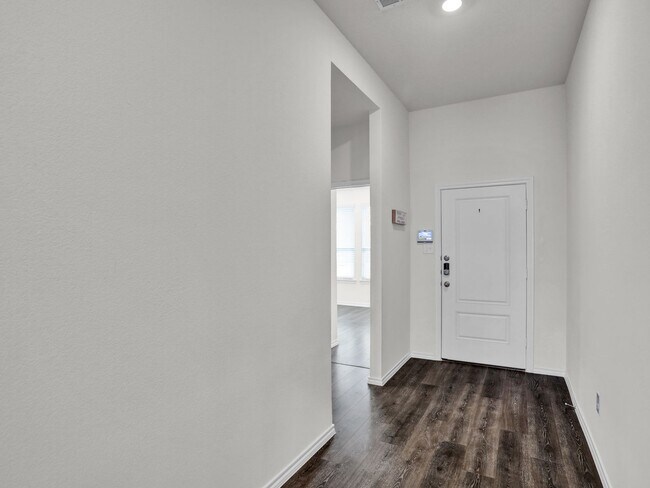 Building Photo - Next to New and Move in Ready!