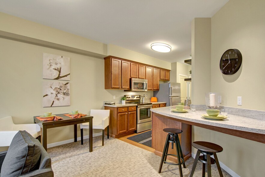 A small breakfast bar and dining area with easy access to the kitchen - The Artiste