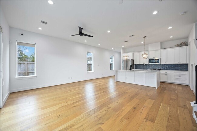 Building Photo - 2215 Mansfield St