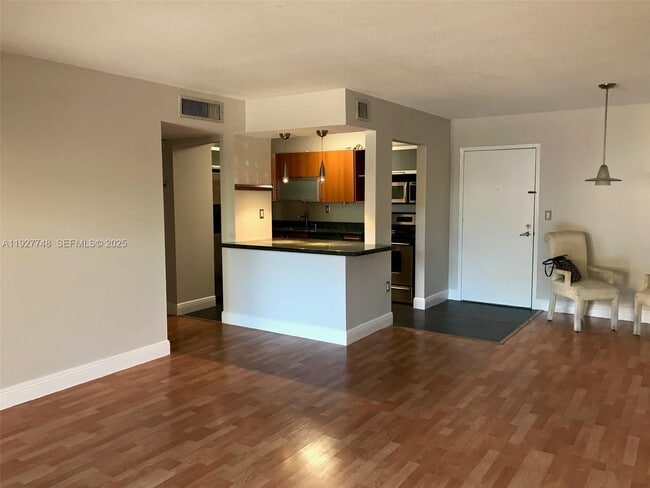 Building Photo - 10431 N Kendall Dr