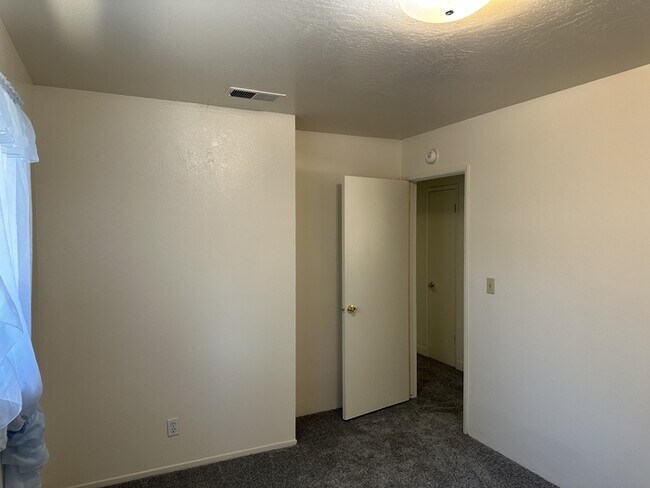 Building Photo - Welcome to Woodside Drive! Opportunity awa...