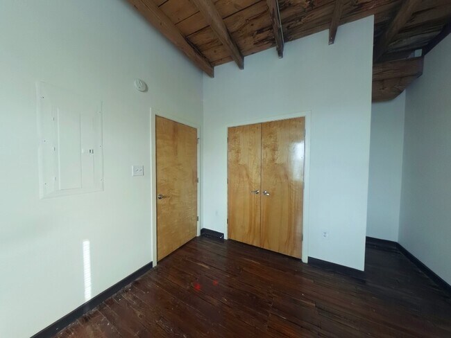 Building Photo - 1318 W Broad St