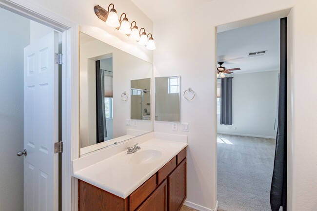 Building Photo - Spacious 4 Bed 2.5 Ba in Gated Community