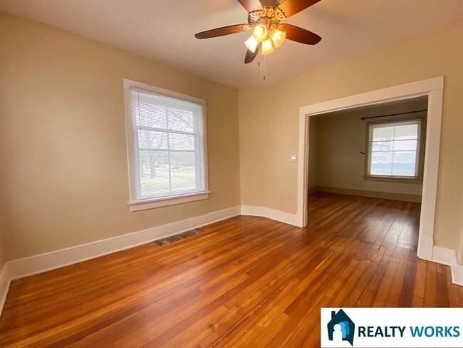Building Photo - Adorable 2 bed 2 bath house!