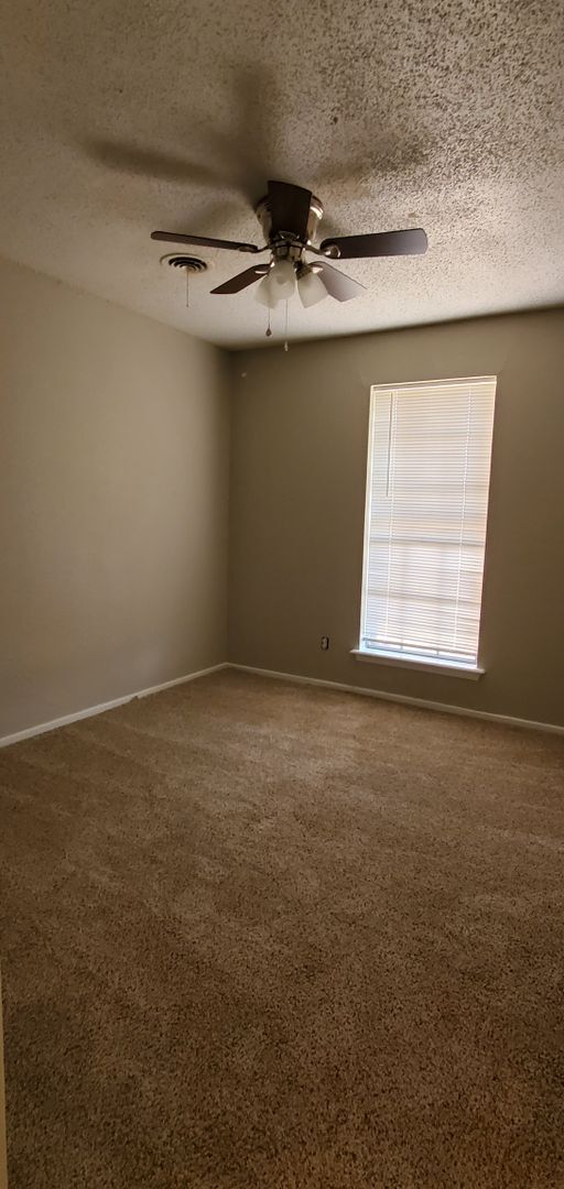 Building Photo - Spacious 3 Bedroom 2 Bath in University Park!