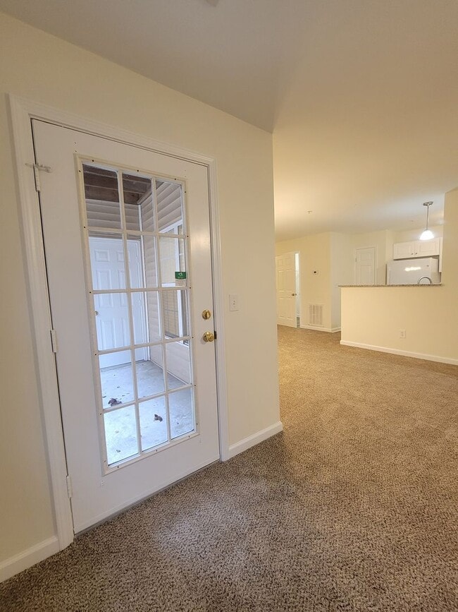 Building Photo - Cozy Convenient Condo