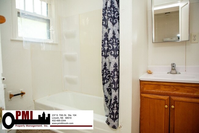Building Photo - 1 Bedroom, 1.5 Bathroom, House For Rent Av...