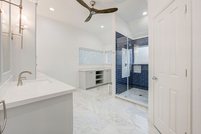 Building Photo - 5 Bed/ 3 Bath Two Story Home