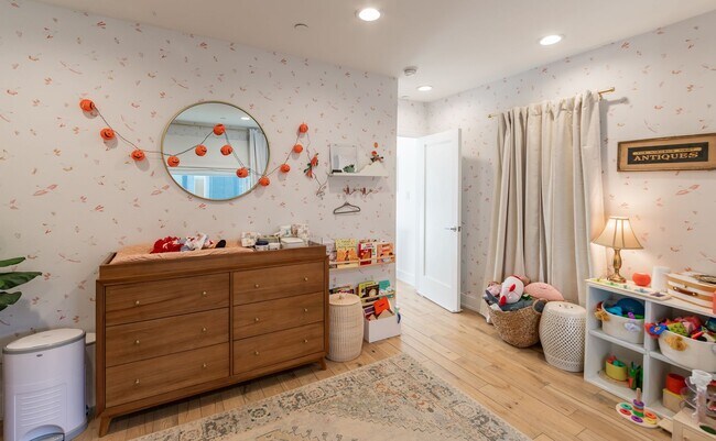 Building Photo - Three Bed Olde Kensington Home