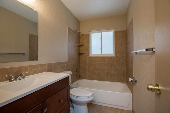 Building Photo - Students Welcome! Great Location!