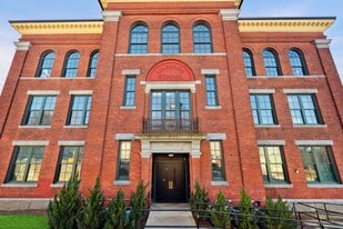 Building Photo - The Varnum