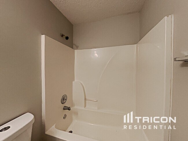 Building Photo - 226 Thorn Thicket Way