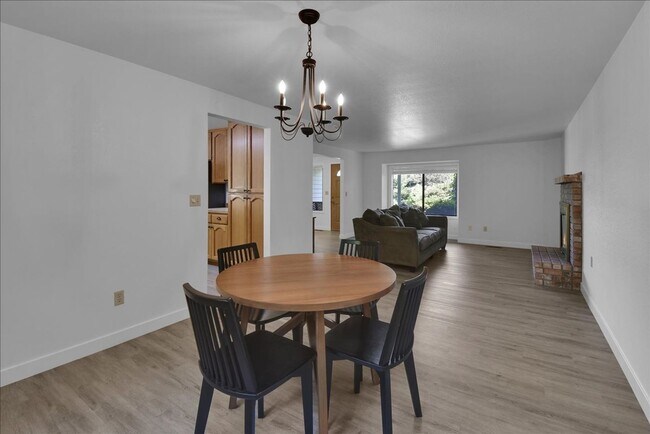 Building Photo - 5Bd/2.5Ba Everett Home
