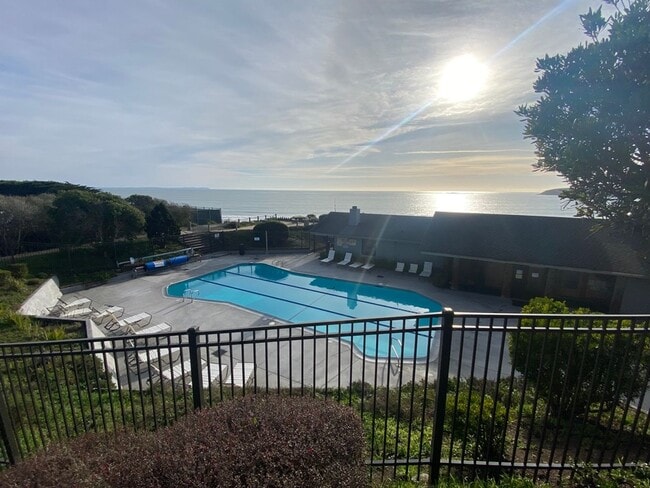Building Photo - Stunning Home with Breathtaking Golf Cours...