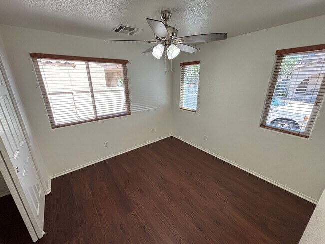 Building Photo - Beautiful 5Bed/2.5Bath/2Car home located near Seven Hills