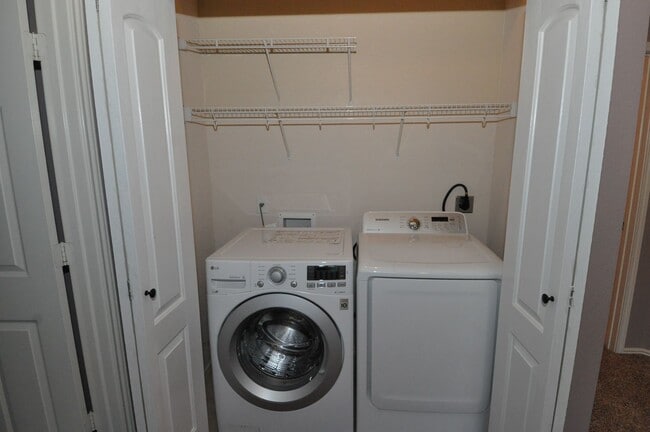 Building Photo - All appliances included! Gated lock and leave condo community in North Austin