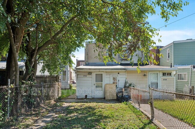 Building Photo - 2708 W 7th St