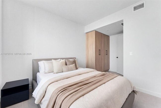 Building Photo - 121 NE 5th St