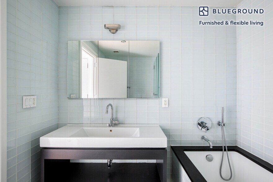 Building Photo - 550 W 54th St