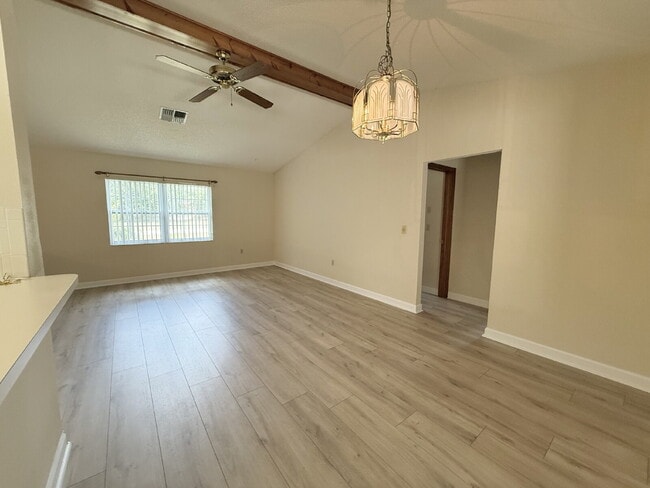 Building Photo - "Charming 3-Bed, 2-Bath Oasis in Spring Hi...