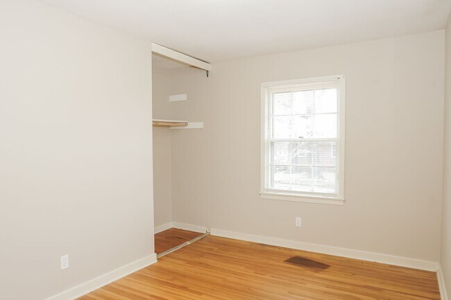 Building Photo - 3206 Bayless Dr SW