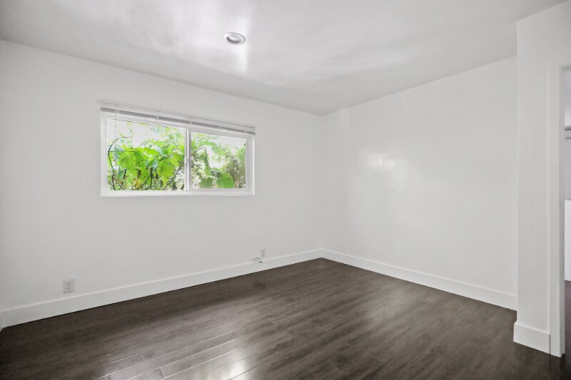 Building Photo - 1321 W 36th Pl