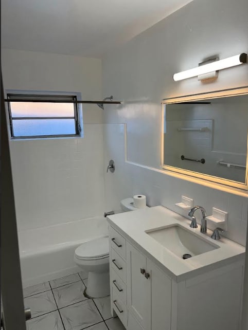 Bathroom - 649 W 14th St
