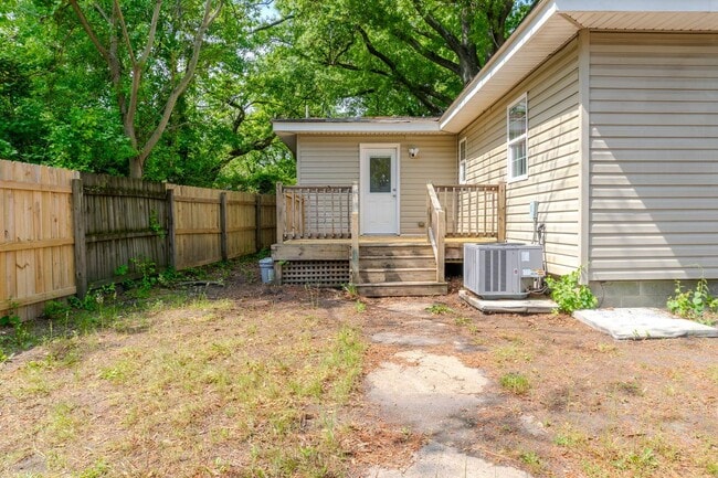 Building Photo - Charming Portsmouth Home with Spacious Backyard